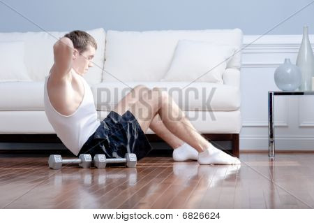 Uomo fare sit-up In salotto
