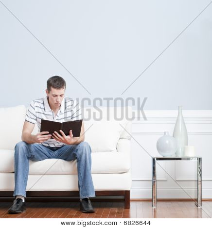 Uomo lettura sul divano del salotto
