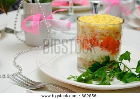 Lagdelte vegetabilske salat