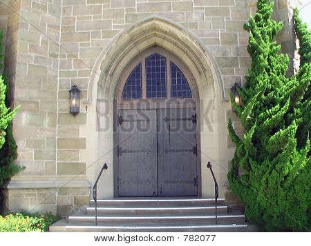 kilise kapısı