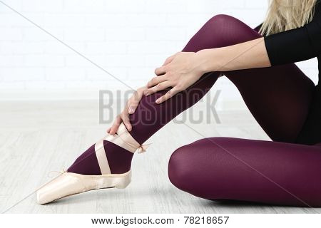 Ballerina in pointe shoes in dance hall