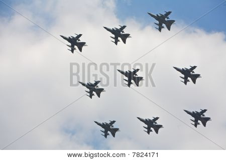 นักรบบินในก่อตัวอย่างสมบูรณ์แบบ