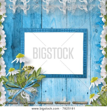 Marco de Grunge con ramo de flores en el fondo de madera