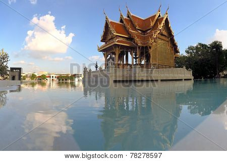 Siriraj Buddhist Temple at Chao Praya River