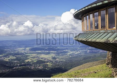 café with panoramic views of the mountain