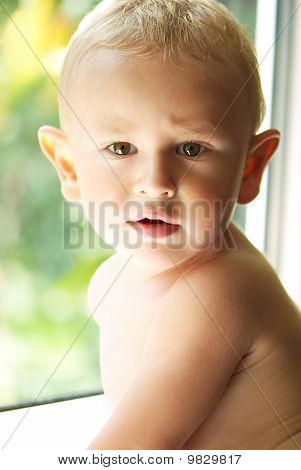 Underhållande liten pojke