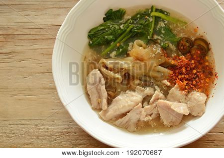 stir fried rice noodle with  marinated pork in gravy sauce on bowl
