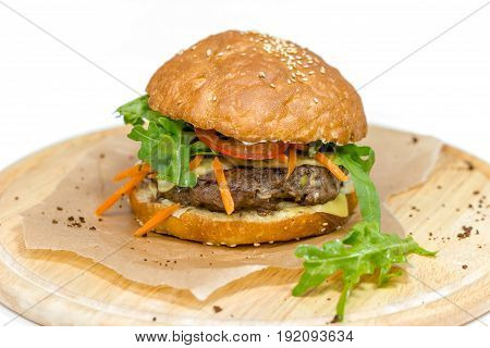 Juicy burger with rocket, tomato and carrots
