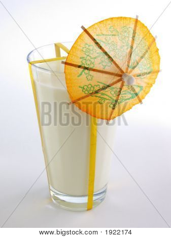 Bicchiere di latte con ombrello