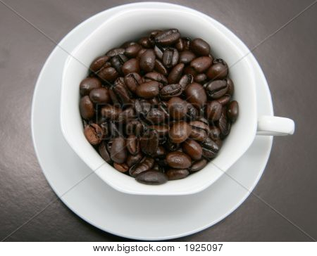 Chicchi di caffè In una tazza