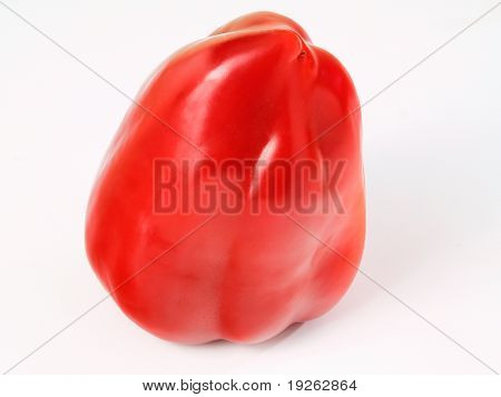 Frische rote Paprika auf weißem Hintergrund