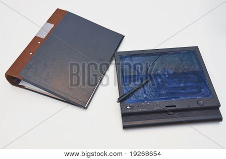 タブレット コンピューターと机の上のバインダー