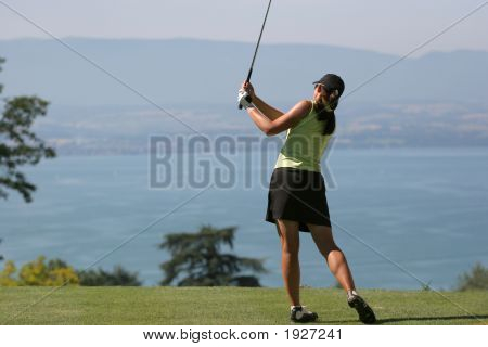 Lady Golf Swing přes Ženevské jezero