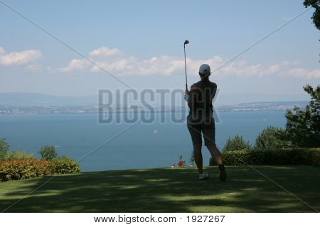 Lady Golf Swing přes Ženevské jezero