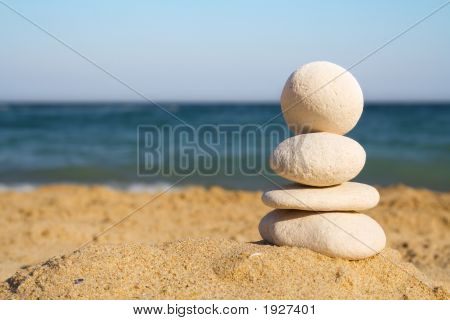 Stablede hvide småsten på stranden