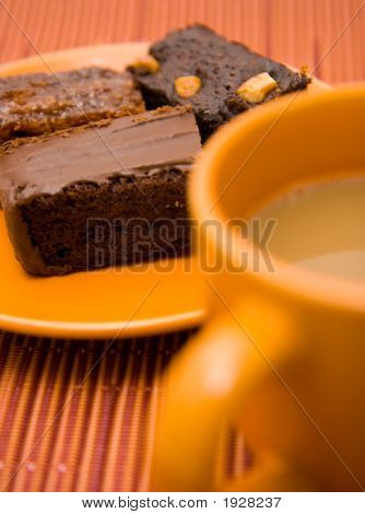 Biscotti su un piatto con una tazza di caffè