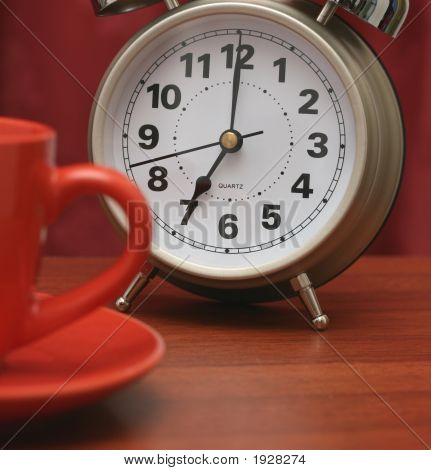Tazza di caffè e sveglia