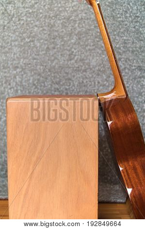 A Cajon and a guitar, the perfect duo
