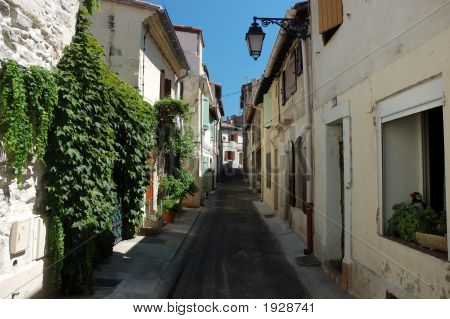 Kleine Gasse In Arles, Frankreich