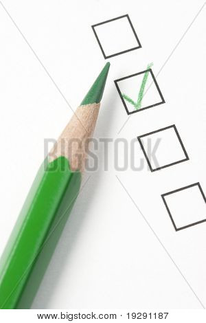 Grüne Kontrollkästchen Umfrage im mit grünen Stift. Tipp von Bleistift im Fokus
