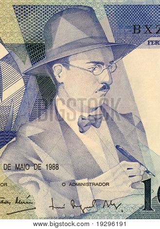 Portogallo - CIRCA 1988: Fernando Pessoa (1888-1935) sulla banconota da 100 Escudos 1988 dal Portogallo. Portu