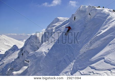 Freeride ski avec un ciel bleu