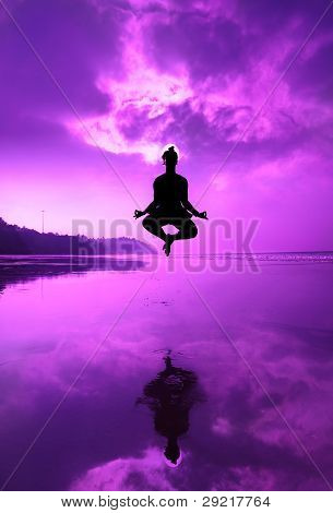 Yoga Padmasana em saltar na praia