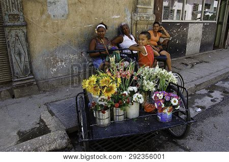 8 April 2007-havana-cuba-cuban Ladies Selling Flowers On The Street In Havana