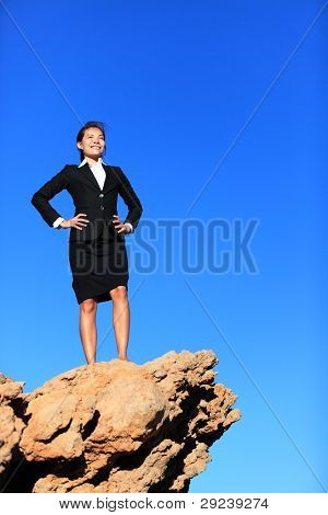 Succès et défis - image concept de business. Femme d'affaires réussie pour atteindre les objectifs de surmonter