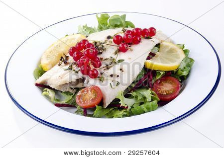 Frisk stegt rødspætte med frisk salat og tomater