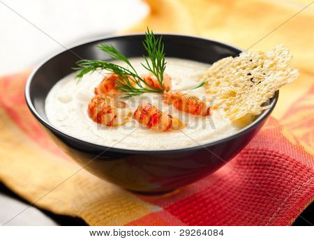 Yengeç eti ve parmesan cips ile patates ve kereviz çorbası Krem