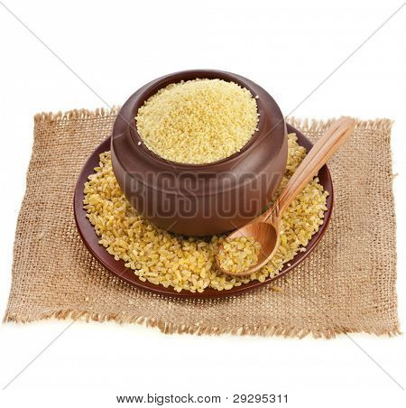 Brei Kuskus Couscous mit Bulgur, isoliert auf weiss