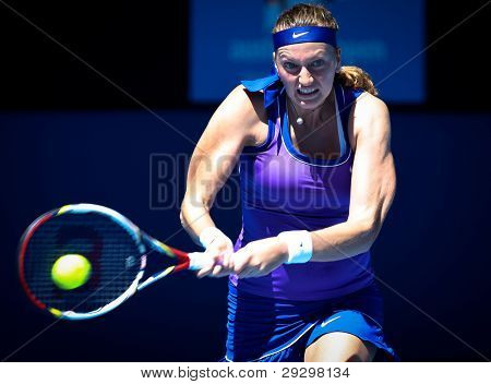 MELBOURNE - el 17 de enero: Petra Kvitova de la República Checa en su primera ronda victoria sobre Vera Dushevi