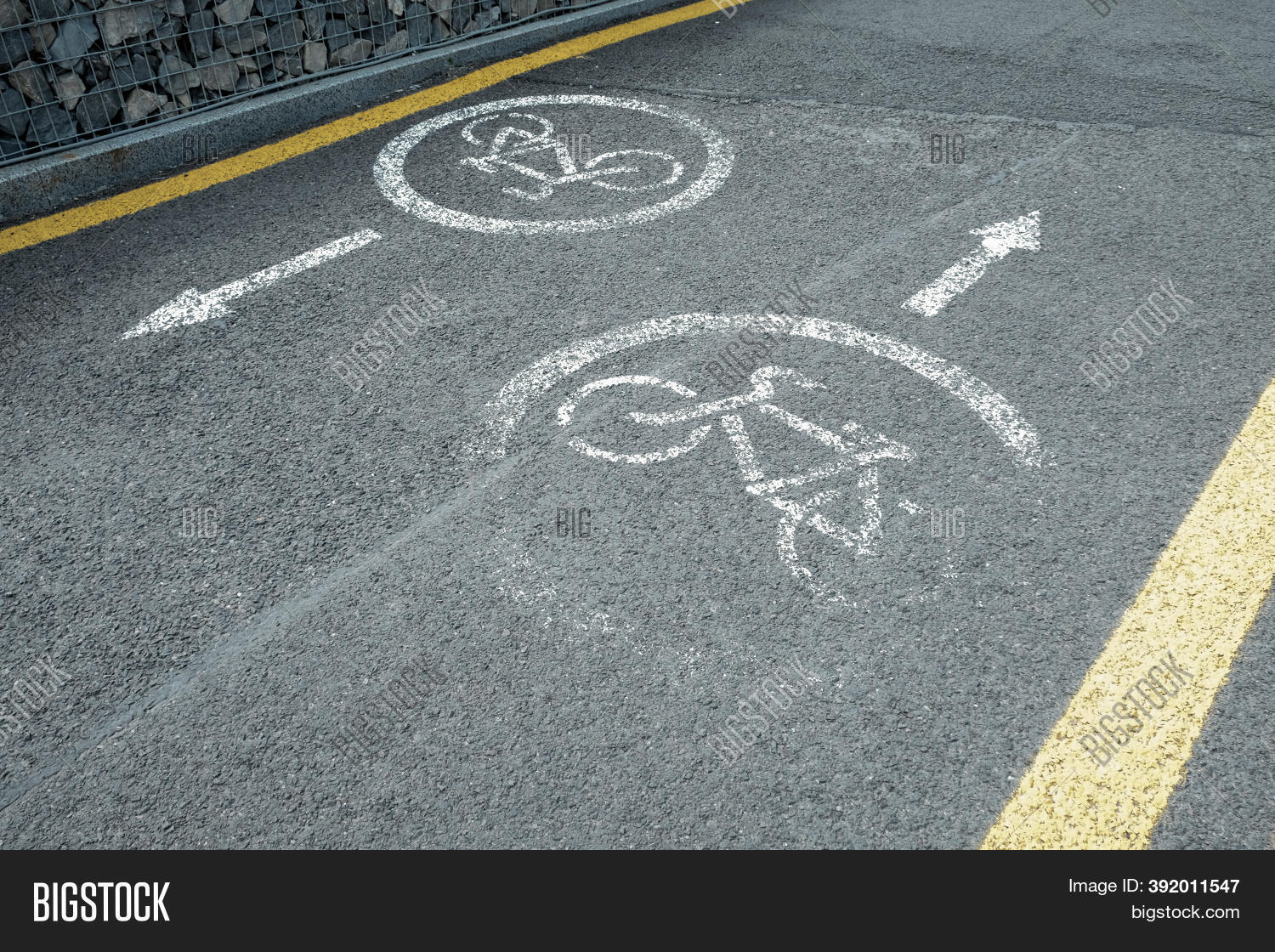cycle lane solid white line