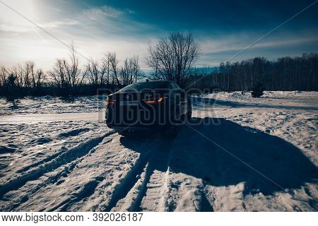 Bmw Advertising, Moscow, 1.11.2018: Demonstration Of A Model Of A Black Car, Cars On A Snow-covered 