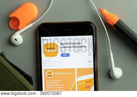 New York, Usa - 26 October 2020: Mundo Consum Cupones Descuento Mobile App Icon Logo On Phone Screen