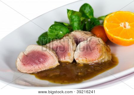 filetto con salsa, tavolo festivo, close up shot