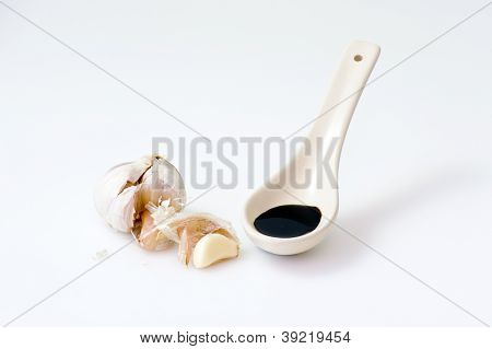 Soya sosu ve sarımsak