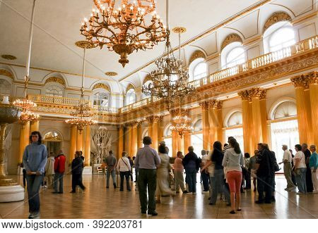 Saint Petersburg, Russia - June 27 2007: Visitors In The Armorial Hall Of Winter Palace (state Hermi