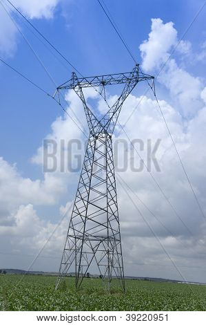 Elektřina pylonu přejezd podél pole.