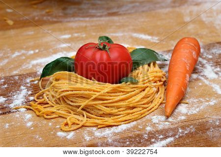 Čerstvé Spaggeti s rajčaty a mrkev