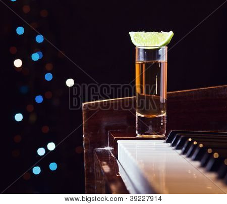 Glas med Tequila på et klaver