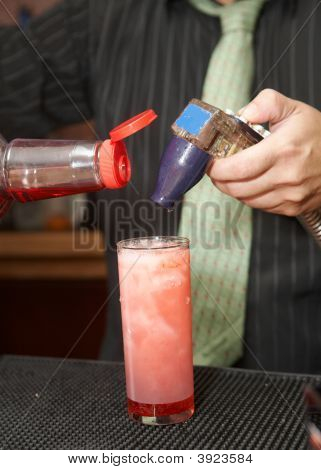 Barista versando Drink