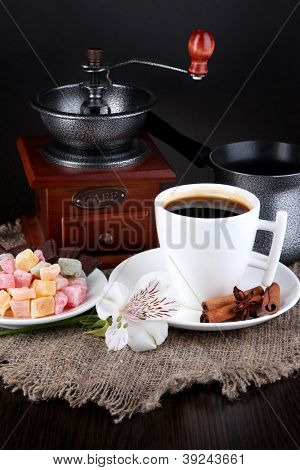 Weiße Tasse türkischen Kaffee mit Rahat Freude, Kaffeemaschine und Kaffeemühle auf Holztisch
