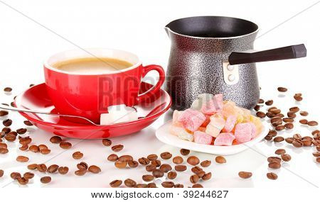 Rote Tasse Kaffee mit Rahat Delight (Locum) und Kaffeekanne, isolated on white