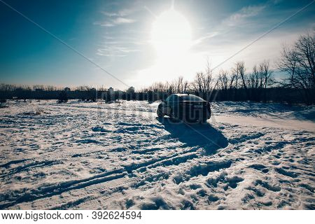 Bmw Advertising, Moscow, 1.11.2018: Demonstration Of A Model Of A Black Car, Cars On A Snow-covered 
