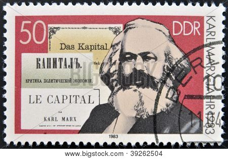 Tyskland - CIRCA 1983: Et frimærke, trykt i tyske Demokratiske Republik viser Karl Marx og bogen 