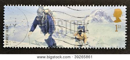 Reino Unido - por volta de 2003: Um selo imprimido na Grã-Bretanha mostra Membros de equipe de Everest de 1953 (Ed