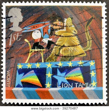 Vereinigtes KÃ¶nigreich von 2002: eine Briefmarke gedruckt in GroÃŸbritannien gewidmet Zirkus zeigt Lion tamer c