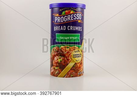Dunn County, Wi / Usa  - October 31 / 2020: Container Of Progresso Italian Style Bread Crumbs, Isola